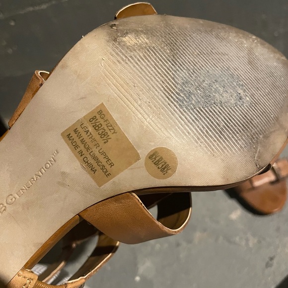 BCBG beige leather block heels. - Picture 5 of 5